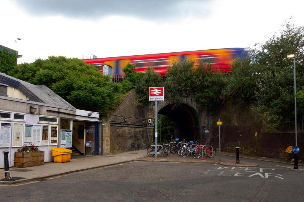 Surbiton Home With Free Parkings, Surbiton, Kingston Upon Thames, Surrey, Greater London Uk 외부 사진